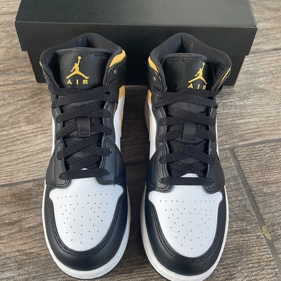 Air Jordan 1 Mid Youth/Women’s Sneakers - Picture 2 of 7